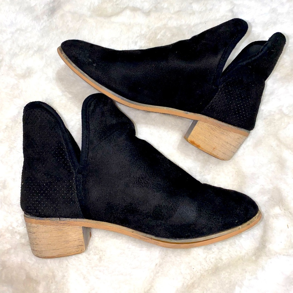 Seven7 black booties